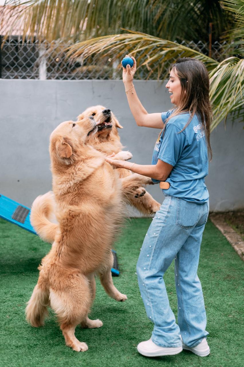 Cuidadora com dois Goldens - Malibu Pet Club